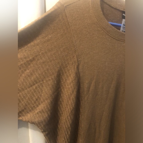 Woman’s shirt - Picture 2 of 6